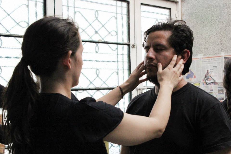 Dos participantes en un ejercicio de expresión corporal con los ojos cerrados