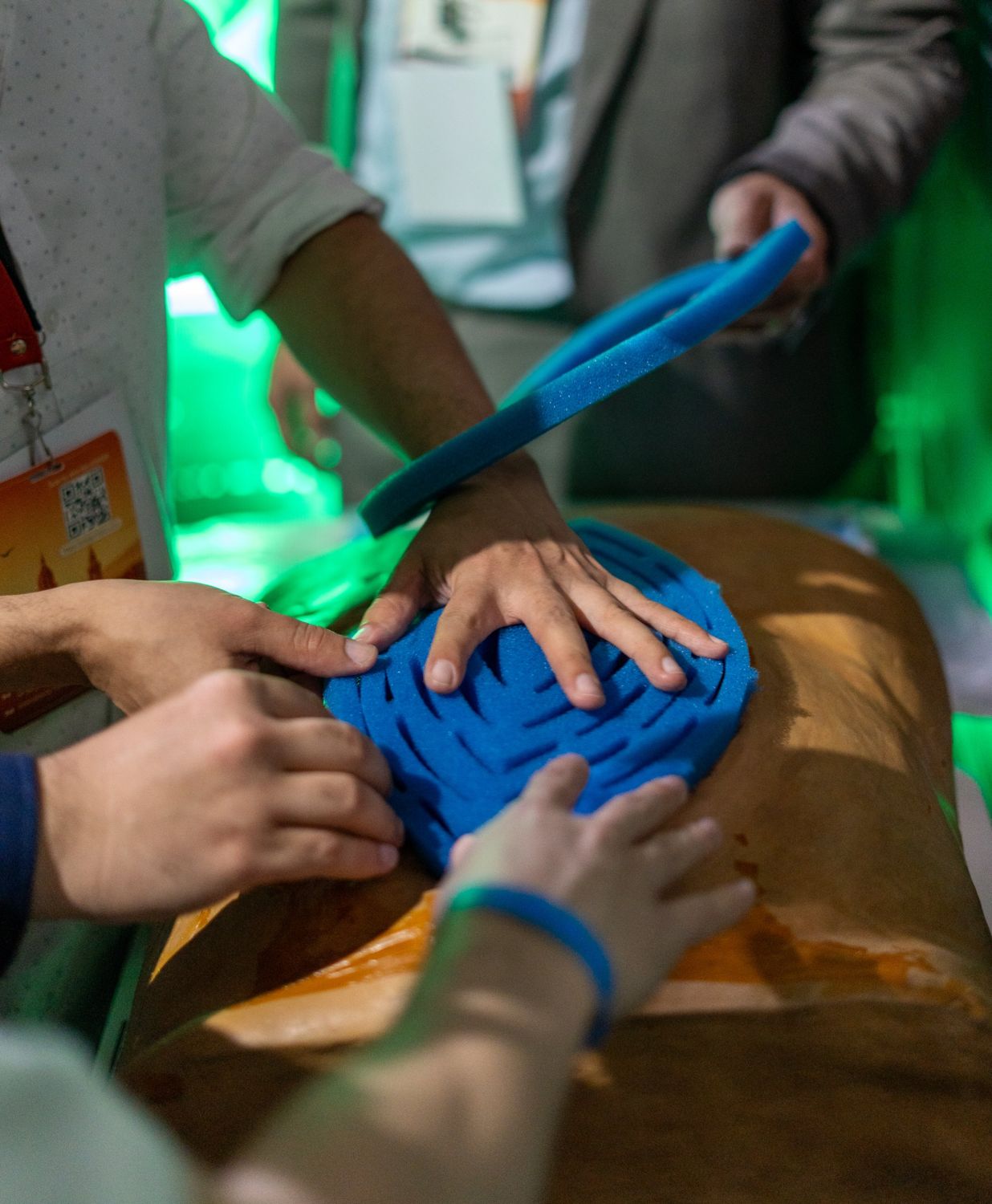 Varias manos arman una pieza durante una estación del escape game en un congreso de cirugía