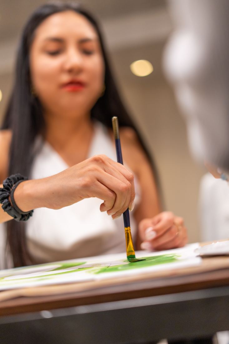 Una participante pinta con calma durante una sesión de bienestar laboral de Simoné